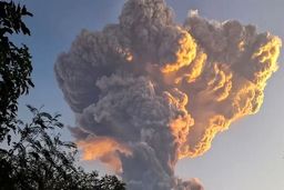 فوران‌های پیاپی کوه «لِووتوبی» شرق اندونزی را لرزاند