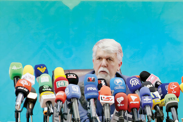 معضل موی تراشیده زن/ وزیر فرهنگ از عملکرد یکساله وزارتخانه و علت تداوم توقیف «قاتل و وحشی» گفت