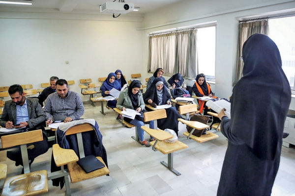 اساتید در اسنپ/حقوق کم و وضع معیشتی بد، بعضی اعضای هیئت‌‏علمی دانشگاه‌‏ها را مجبور به کار در مشاغل غیرمرتبط کرده است