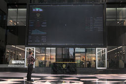 بحران کاهش ارزش دلاری بازار سرمایه / افزایش قیمت دلار باعث کاهش ارزش دلاری بازار سرمایه و رسیدن به کف آن شده است