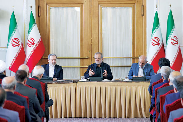 پزشکیان در جمع مدیران وزارت امور خارجه از عراقچی دفاع کرد: دیپلماسی در اوج جنگ فعال بود