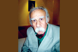 شاعر منتقد و مردمی