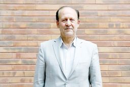 ساداتیان: فرانسه می‌تواند در نزدیک کردن مواضع ایران و آمریکا ایفای نقش کند