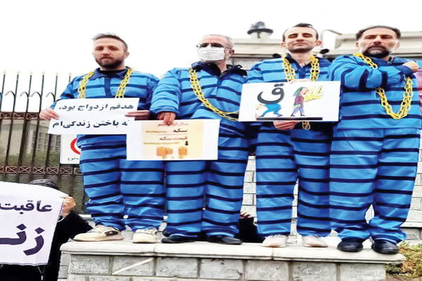 پرچم صلح برادران دالتون/ درباره عکسی از مردان گرفتار مهریه با لباس نمادین زندانی