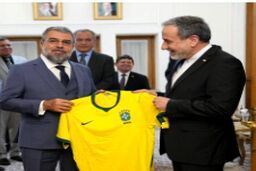 دیپلماسی فوتبالی در تهران؛ پیراهن برزیل و اروگوئه در دستان عراقچی

