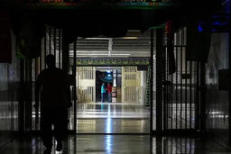 ضرورت برخورداری زندانیان سیاسی از حقوق‌شان