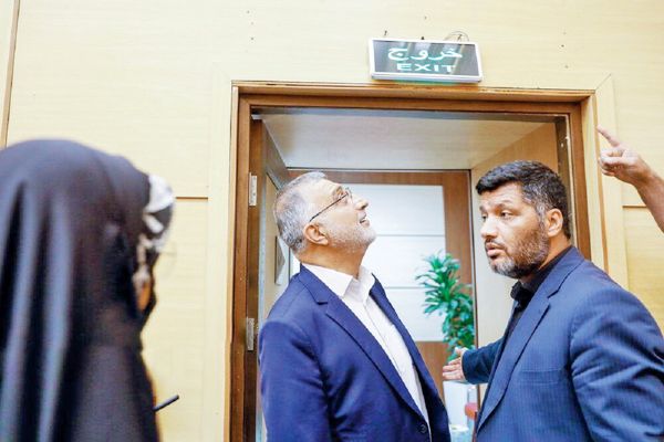 زاکانی تا آخر می‌ماند؟/ اعتراضات به شهردار تهران از جلسه شورای شهر تا تجمع کارمندان مترو 