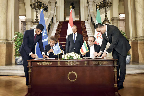 تعلیق تهدید؟توافق جدید ایران و آژانس بین‏‌المللی انرژی اتمی در قاهره امضا شد