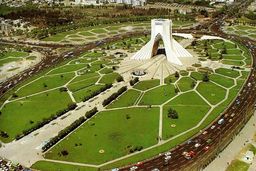 تصویری از  تعرض به حریم برج آزادی؛ اثر ثبت‌ملی شده پایتخت!