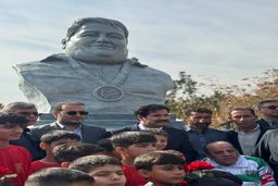 یاد قهرمان ملی زنده شد؛ تندیس سیامند رحمان در اشنویه به نمایش درآمد