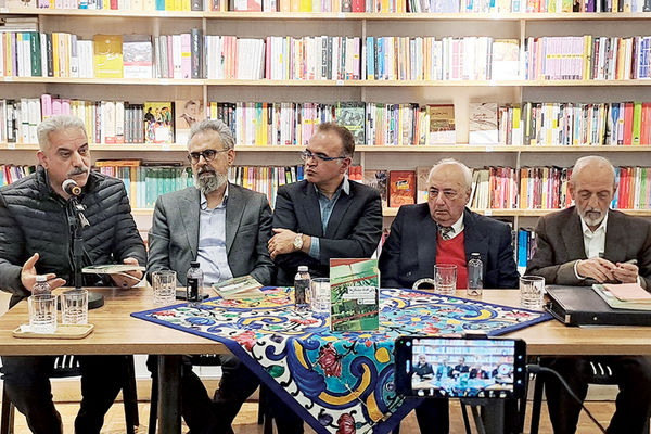 ملی‌شدن نفت افتخار یا اسارت؟گفتارهایی از فریدون مجلسی، محمود کاشانی، داریوش رحمانیان 
و  بهرام پروین‌گنابادی در  نشست بررسی کتاب «ولی افتاد مشکل‌ها»