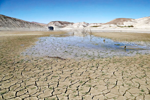 سـدها در انتظار روز صفر/گفت‌وگو با حسین نایب عضو هیئت‏‌مدیره انجمن آب و فاضلاب ایران: برای روزهای آتی، مدیریت مصرف و تامین آب در شرایط اضطرار تنها راه پیش روست