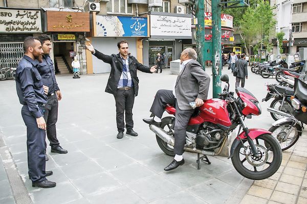 به‌دنبال خودسوزی یک جوان 23 ساله در اهواز، شهردار منطقه 3 این شهر  و مسئول اجرائیات شهرداری این منطقه بازداشت و به قید وثیقه آزاد شدند / قصه اعتراض «احمد»/دادستان اهواز: شهرداری براساس دستور مقام قضایی عمل نکرد 