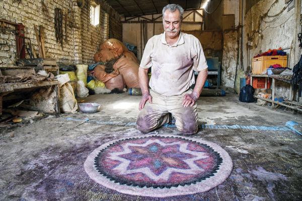 علم افراشته/درباره عکسی از کارگاه نمد مالی