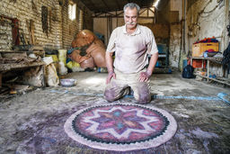 علم افراشته/درباره عکسی از کارگاه نمد مالی