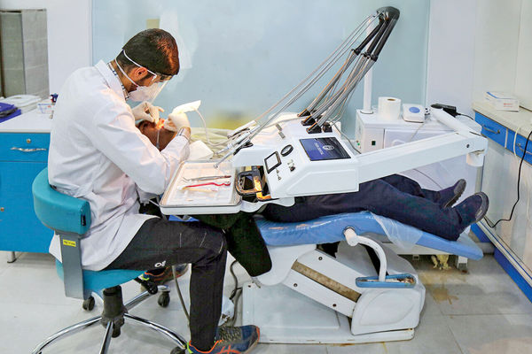 درمان دندان از اندوخته روز مبادا/مسئولان وزارت بهداشت در گفت‌وگو با «هم‌میهن»، مجبور شدن مردم به پرداخت هزینه‌‏های دندانپزشکی از پس‌انداز دلار و یورو و قرض‌کردن پول را تایید می‌کنند