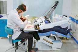 درمان دندان از اندوخته روز مبادا/مسئولان وزارت بهداشت در گفت‌وگو با «هم‌میهن»، مجبور شدن مردم به پرداخت هزینه‌‏های دندانپزشکی از پس‌انداز دلار و یورو و قرض‌کردن پول را تایید می‌کنند