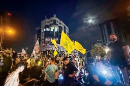 لبنان در مرز جنگ داخلی/طرفداران حزب‌الله در واکنش به مصوبه خلع سلاح  به خیابان‌ها ریختند