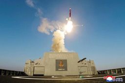 کره‌شمالی از یک ناوشکن جدید رونمایی کرد