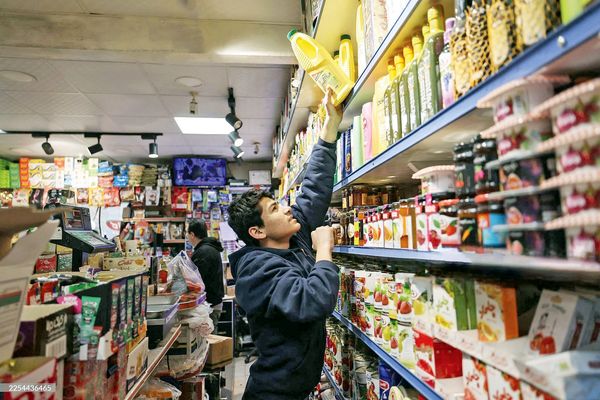 وضعیت قفسه‌های کالاهای اساسی / روایت هم‌میهن از وضعیت توزیع کالاهای اساسی و روغن در پایتخت