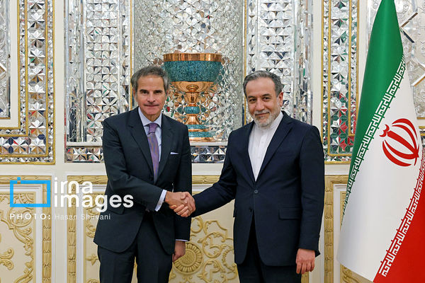 دیدار شبانه عراقچی و گروسی در تهران