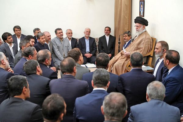 رهبری: باید به استانداران اختیار داده شود