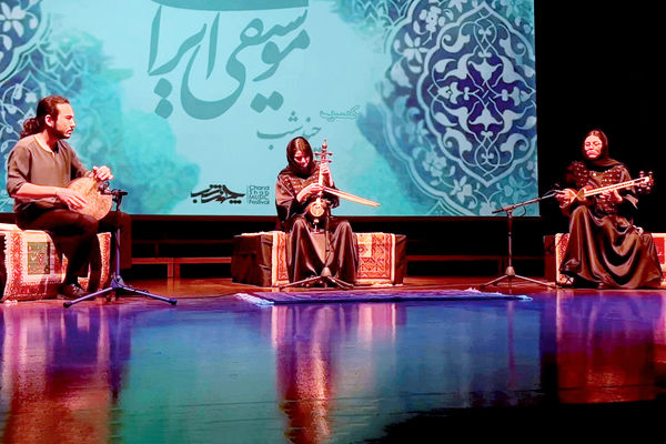 فالش مدعیان و کوک بی‌صدایان/گزارشی درباره بازار شلوغ کنسرت‏‌هایی که این روزها در پایتخت در حال برگزاری است و گروه‏‌های موسیقی حرفه‌‏ای که در میان این هیاهو گم می‌‏شوند 