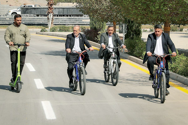 خب که چه؟درباره عکسی از رکاب زدن رئیس‌‏جمهور