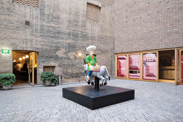 نهاد «در حال ساخت»/ نگاهی به نمایشگاه «جنگ‌های تصنعی» که به بهانه ده سالگی بنیاد پژمان در کارخانه آرگو برگزار شده است