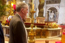 ادای احترام سید عباس صالحی وزیر فرهنگ و ارشاد اسلامی به پاپ فرانسیس در محل کلیسای سن پیتر