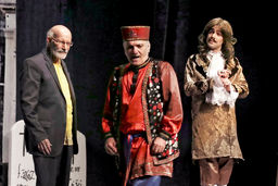 ریاکاران پنهان‏ پشت نقاب/داوود فتحعلی‏‌بیگی با فراخواندن مولیر، میرزا فتحعلی آخوندزاده و سعدی افشار 
روی صحنه نمایش شب‏‌نشینی با مولیر به نقد یکی از صفات رذیله انسانی پرداخته است 