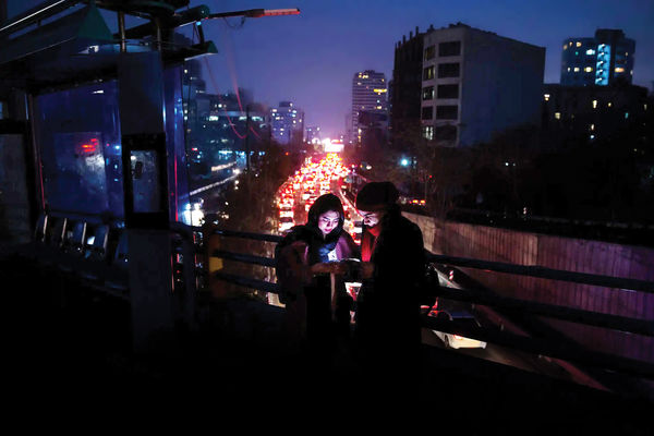 شب‌های تاریک، روزهای تعطیل/قطعی برق و ناترازی انرژی چه تاثیری روی زندگی روزمره ساکنان ایران گذاشته است؟