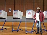 علیه روایت خطی غربی/استاساویج در کتاب «فرود و فراز دموکراسی» معتقد است که دموکراسی یک گرایش انسانی است نه یک اختراع تمدنی