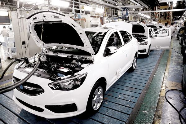 خودرو پشت درهای بسته/وزارت صمت همچنان مخالف عرضه خودرو در بورس کالاست