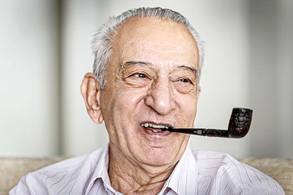 پدر اتمی/دربارۀ اکبر اعتماد اولین رئیس سازمان انرژی اتمی که از حقوق هسته‌‏ای ایران دفاع می‏‌کرد ولی نگران هزینه‏‌های سیاسی و اقتصادی آن هم بود