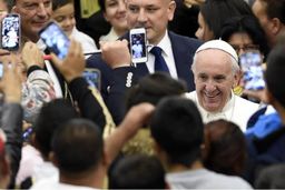 پاپ فرانسیس نگران انسان