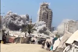 لحظه حمله موشکی اشغالگران اسرائیلی به برج  «مشتهى» در غرب شهر غزه+فیلم