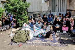 ازدحام افغانستان در پاکستان/مهاجران افغانستانی برای دریافت مدرک شناسایی جدید روزها مقابل سفارت این کشور در نوبت می‌‏مانند