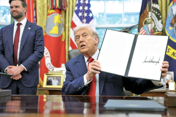 جنگ سرد فناوری/با امضای فرمان اجرایی رئیس‌‏جمهور آمریکا، پرونده پلتفرم چینی تیک‌‏تاک با انتقال مدیریت و کنترل آن به شرکت‏‌های آمریکایی بسته شد 