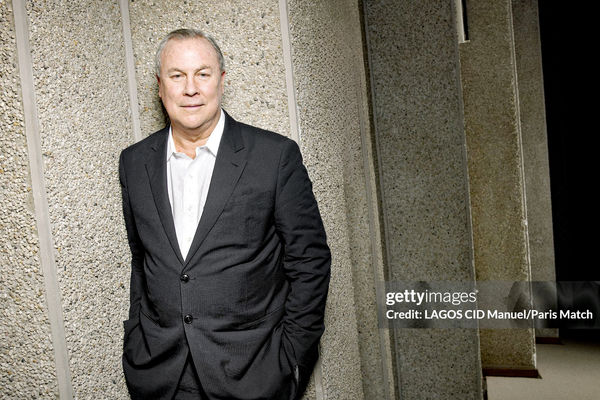 کارگردان حرکت و زمان/رابرت ویلسون که به تازگی درگذشته است را در ایران با اجرای طولانی هفت شبانه‌روزش در سال 1972 در جشن هنر شیراز می‌شناسیم