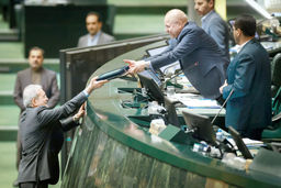 بدون مماشات بودجه برخی نهادها را حذف کنید/180 پژوهشگر و کنشگر حوزه‌‏های اقتصاد و علوم اجتماعی در نامه‌‏ای سرگشاده به رئیس‏‌جمهور بر کاهش هزینه‏‌های حکمرانی تاکید کردند