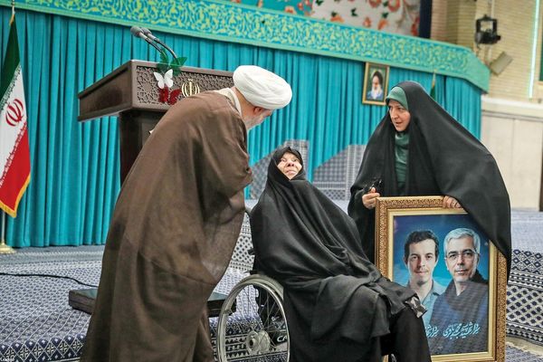 مقام معظم رهبری با نقد نگاه غرب به زن و تبیین نگاه اسلام: جمهوری اسلامی باعث ارتقاء و پیشروی زنان شد