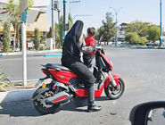 بنشینم و صبر پیش گیرم/درباره عکسی از موتور سوار زن و بچه‌اش