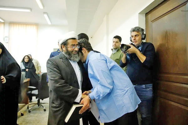 این عکس عین شجاعت است/ درباره عکسی از پدر امیرمحمد خالقی که از قاتل پسرش گذشت