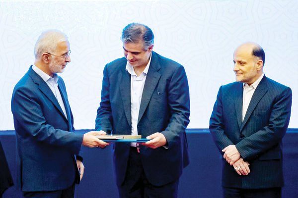 وعده‌های بزرگ و واقعیت‌های سخت/بررسی روی کار آمدن دولت وفاق و انتخاب مهدی زندیه وکیلی به‌عنوان استاندار مرکزی