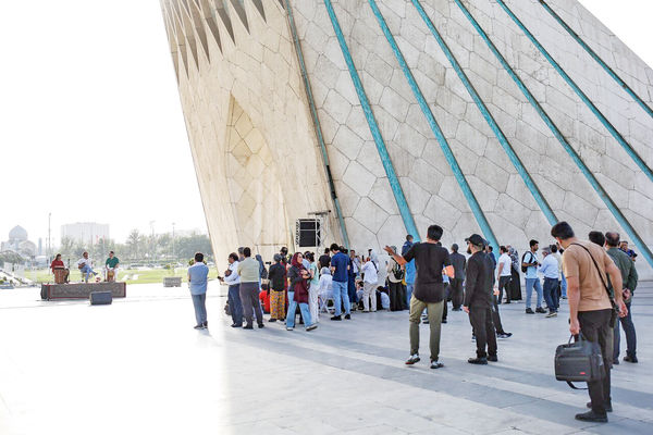 زخمه‌ای برای زخم جنگ/ خوانندگان و نوازندگان، صدا و ساز خود را برای همدلی با مردم کوک کردند