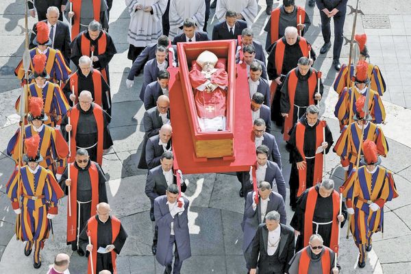 رهبر کاتولیک‌های جهان به خاک سپرده شد/وداع با پاپ فرانسیس