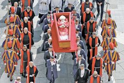 رهبر کاتولیک‌های جهان به خاک سپرده شد/وداع با پاپ فرانسیس