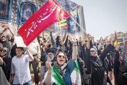 تهران زنده است/حضور گسترده پایتخت‌نشینان در نمازجمعه و تجمع ضدمتجاوز دیروز