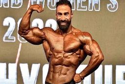 مدال نقره پرورش اندام جهان بر گردن امیر آئینی